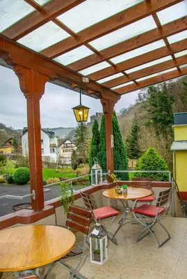 Ein allgemeiner Bergblick oder ein Berglick von des Ferienhauses aus