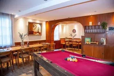 Ein Billardtisch in der Unterkunft Weingut Muehlenschenke - Game-Room, Vineyard, Sauna and more