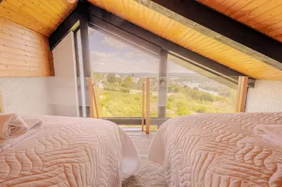 Ein Bett oder Betten in einem Zimmer der Unterkunft Villa Panoramica Pool & Sauna