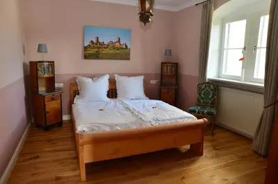 Ein Bett oder Betten in einem Zimmer der Unterkunft Gästehaus auf der Burg im Vulkan Park Laacher See