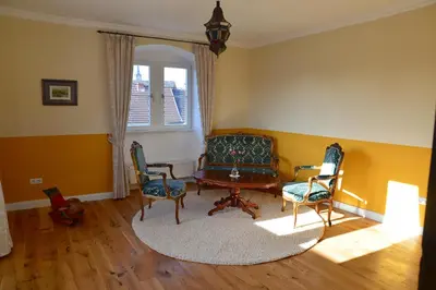 Ein Sitzbereich in der Unterkunft Gästehaus auf der Burg im Vulkan Park Laacher See