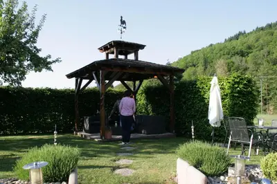 Ein Garten an der Unterkunft Ferienwohnung Weinträumerei