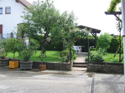 Ein Garten an der Unterkunft Weingut Arnold Pauly