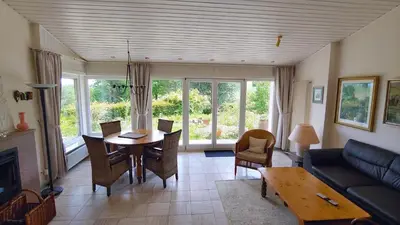 Ein Sitzbereich in der Unterkunft Ruhiges Ferienhaus in sonniger Lage