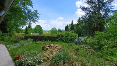 Ein Garten an der Unterkunft Ruhiges Ferienhaus in sonniger Lage