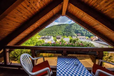 Ein allgemeiner Bergblick oder ein Berglick von der Pension aus