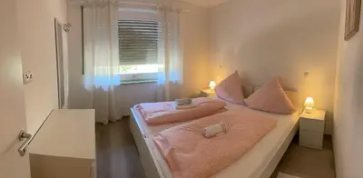 Ein Bett oder Betten in einem Zimmer der Unterkunft Holunder nah am Waldsee 2
