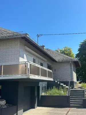 Das Gebäude in dem sich das Ferienhaus befindet
