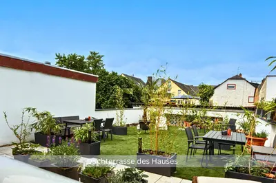 Ein Garten an der Unterkunft Bambuszimmer mit großem Dachgarten im Gästehaus Graf-Schmelzer