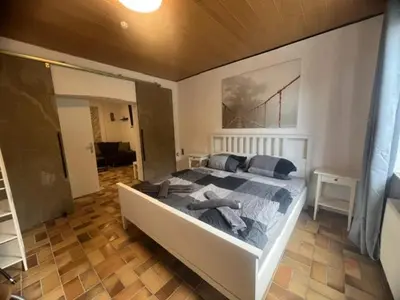 Ein Bett oder Betten in einem Zimmer der Unterkunft Gemütliche EG-FeWo im Haus zur Vulkaneifel in Brohl