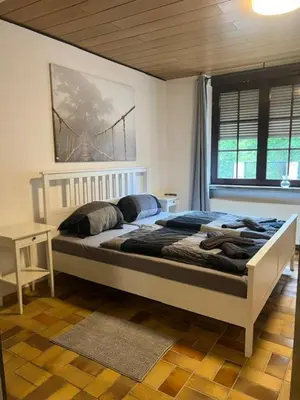 Ein Bett oder Betten in einem Zimmer der Unterkunft Gemütliche EG-FeWo im Haus zur Vulkaneifel in Brohl