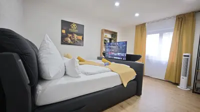 Ein Sitzbereich in der Unterkunft DANESSI-Business-Apartment, nahe Industriegebiet und Koblenz, WLAN, Smart TV Boxspringbett mit Waipu, Vollausgestattete Küche uvm