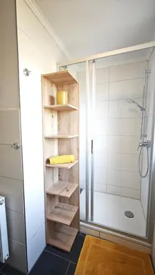 Ein Badezimmer in der Unterkunft DANESSI-Business-Apartment, nahe Industriegebiet und Koblenz, WLAN, Smart TV Boxspringbett mit Waipu, Vollausgestattete Küche uvm
