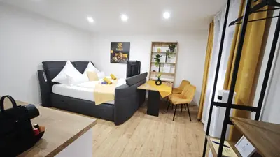 Ein Bett oder Betten in einem Zimmer der Unterkunft DANESSI-Business-Apartment, nahe Industriegebiet und Koblenz, WLAN, Smart TV Boxspringbett mit Waipu, Vollausgestattete Küche uvm