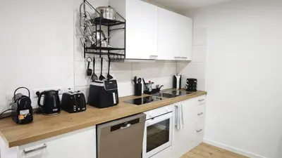 Küche/Küchenzeile in der Unterkunft DANESSI-Business-Apartment, nahe Industriegebiet und Koblenz, WLAN, Smart TV Boxspringbett mit Waipu, Vollausgestattete Küche uvm