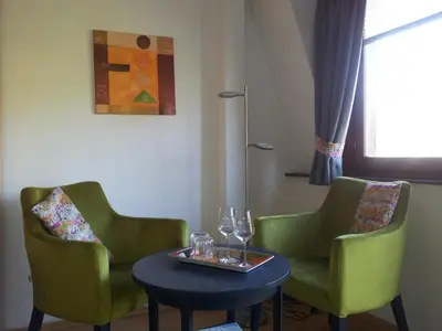 Ein Sitzbereich in der Unterkunft Pension Adelheid Moselhype&Wine