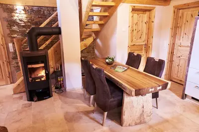 Ein Sitzbereich in der Unterkunft Eifelblockhaus