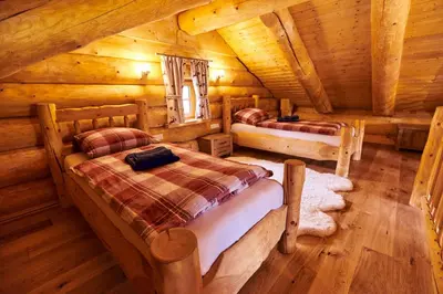 Ein Bett oder Betten in einem Zimmer der Unterkunft Eifelblockhaus