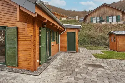 Das Gebäude in dem sich das Ferienhaus befindet