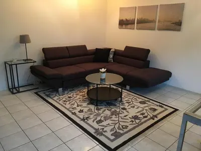 Ein Sitzbereich in der Unterkunft Mosel Valley View Apartment - Budget-Friendly with Garage