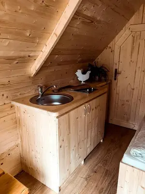 Küche/Küchenzeile in der Unterkunft Sweet Tiny Cabin Perfect for a Peaceful Nature Escape in Germany