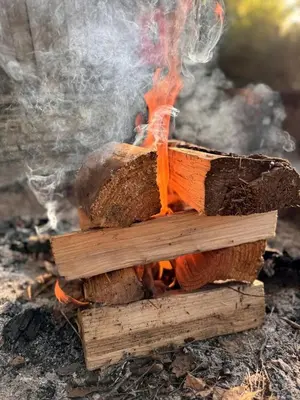 Ein für Gäste verfügbarer Grill in der Zelt-Lodge