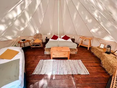 Ein Bett oder Betten in einem Zimmer der Unterkunft Group Glamping Bell Tents Camp Perfect to Reconnect with Nature in Germany