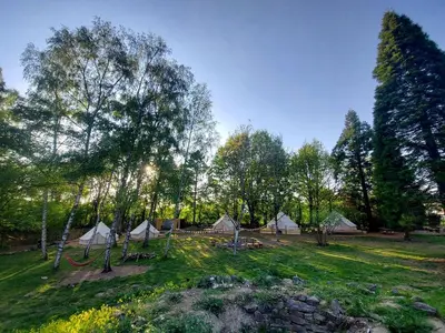 Ein Garten an der Unterkunft Group Glamping Bell Tents Camp Perfect to Reconnect with Nature in Germany