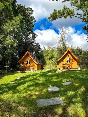 Ein Garten an der Unterkunft Cozy Wooden Cabin Perfect for Small Families in Germany