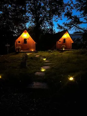 Ein Garten an der Unterkunft Cozy Wooden Cabin Perfect for Small Families in Germany
