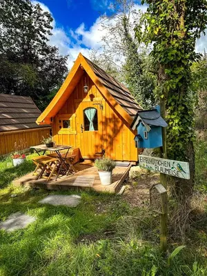 Ein Garten an der Unterkunft Cozy Wooden Cabin Perfect for Small Families in Germany