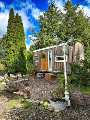 Ein Garten an der Unterkunft Wonderful Tiny House Perfect for a Unique Glamping Experience in Germany