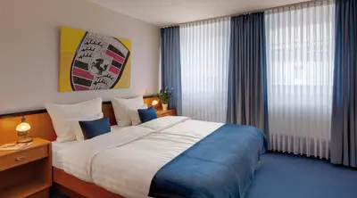 Ein Bett oder Betten in einem Zimmer der Unterkunft Motorsport Hotel