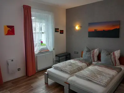 Ein Bett oder Betten in einem Zimmer der Unterkunft neue Ferienwohnung im roten Haus - Erdgeschoß, nur 350m zur Therme