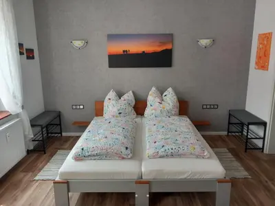 Ein Bett oder Betten in einem Zimmer der Unterkunft neue Ferienwohnung im roten Haus - Erdgeschoß, nur 350m zur Therme