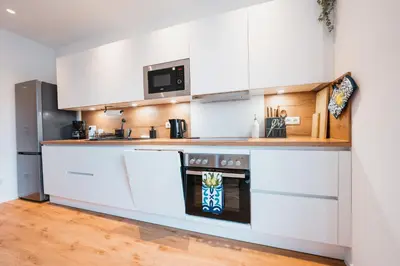 Küche/Küchenzeile in der Unterkunft Designer 2BR Flat Near City Center & The Mosel River