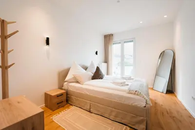 Ein Bett oder Betten in einem Zimmer der Unterkunft Designer 2BR Flat Near City Center & The Mosel River