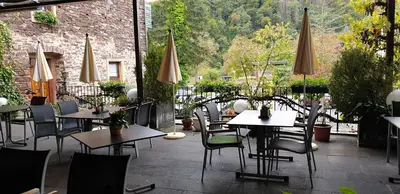 Ein Restaurant oder anderes Speiselokal in der Unterkunft Serwazi-Zenzen