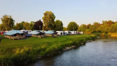 Blick auf einen Fluss in der Nähe der Zelt-Lodge