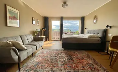 Ein Sitzbereich in der Unterkunft #3 Studioapartment mit Loreleyblick direkt an der schönsten Etappe des Rheinsteigs