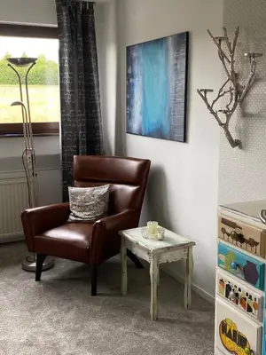 Ein Sitzbereich in der Unterkunft Paradies in der Vulkaneifel mit Panorama-Blick