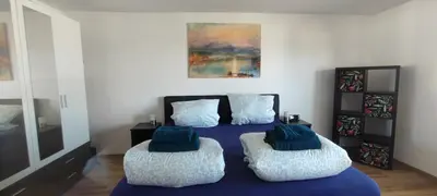 Ein Bett oder Betten in einem Zimmer der Unterkunft FeWo Olbrückblick - Laacher See, Vulkanpark Eifel