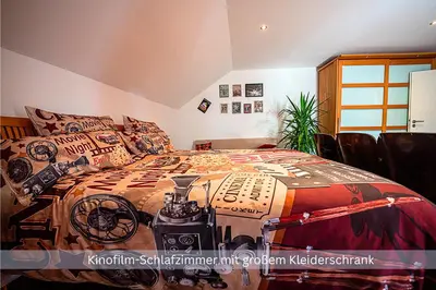 Ein Bett oder Betten in einem Zimmer der Unterkunft Kinofilmwohnung mit großem Dachgarten im Gästehaus Graf-Schmelzer