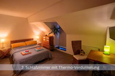 Ein Bett oder Betten in einem Zimmer der Unterkunft Kinofilmwohnung mit großem Dachgarten im Gästehaus Graf-Schmelzer