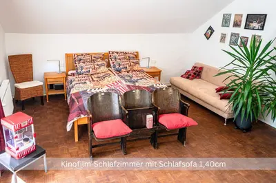 Ein Bett oder Betten in einem Zimmer der Unterkunft Kinofilmwohnung mit großem Dachgarten im Gästehaus Graf-Schmelzer