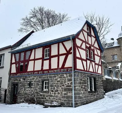 Das Gebäude in dem sich das Ferienhaus befindet