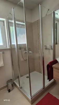 Ein Badezimmer in der Unterkunft RHEIN-WALD Exklusives Apartment mit Rheinblick