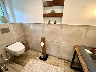 Ein Badezimmer in der Unterkunft BG Living & Hosting - Mosel Winzerhaus an der Lieser mit Sonnenterrasse & Privatparkplatz - Nähe Bernkastel-Kues