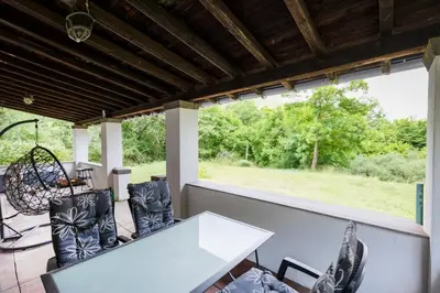 Ein Garten an der Unterkunft Waldhaus Nitztal