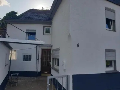 Das Gebäude in dem sich das Ferienhaus befindet